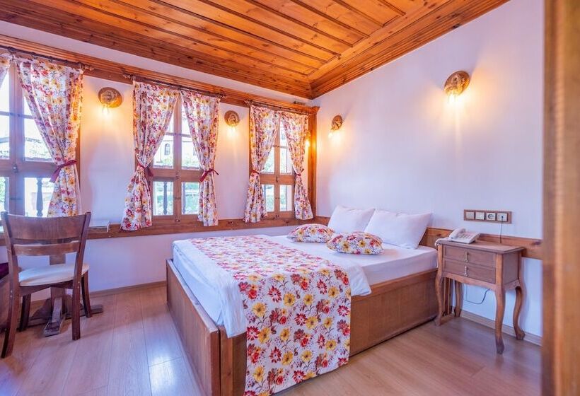 בית מלון כפרי Cesmeli Konak Garden