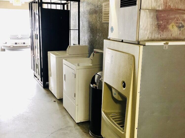 בית מלון כפרי Econo Lodge Inn & Suites