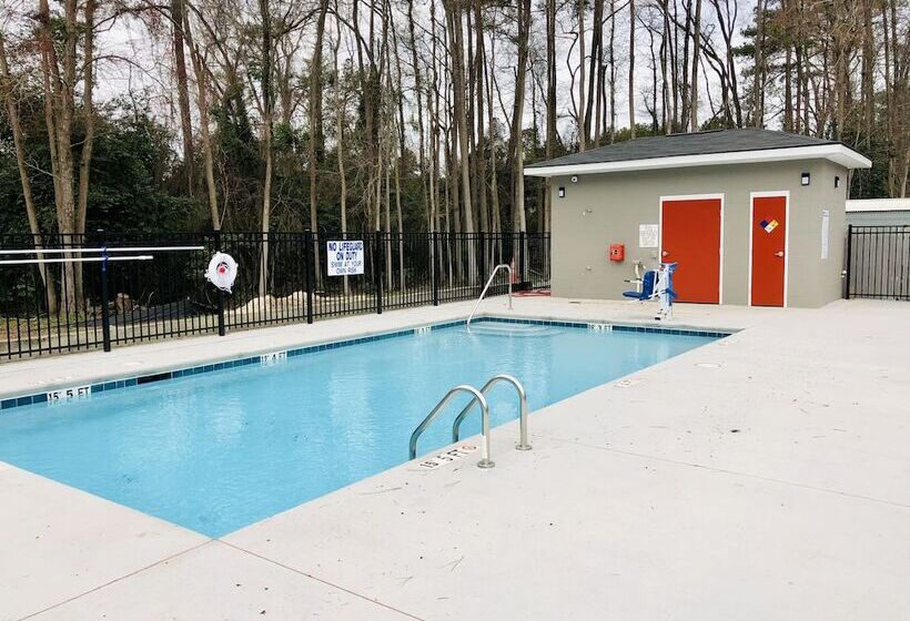 בית מלון כפרי Econo Lodge Inn & Suites