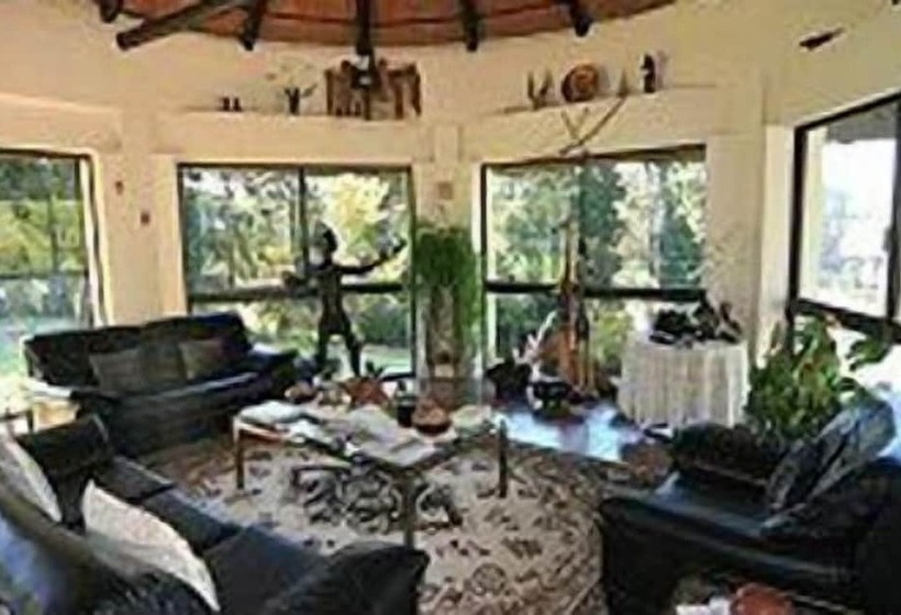 펜션 Thatchings Guest House