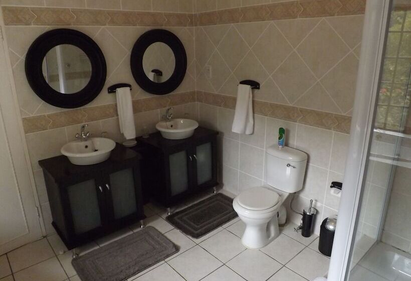 펜션 Thatchings Guest House