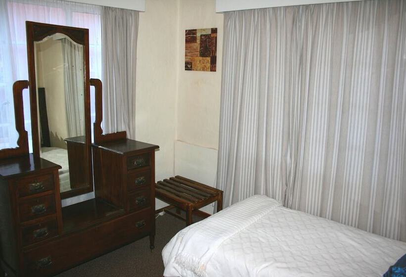 펜션 Thatchings Guest House