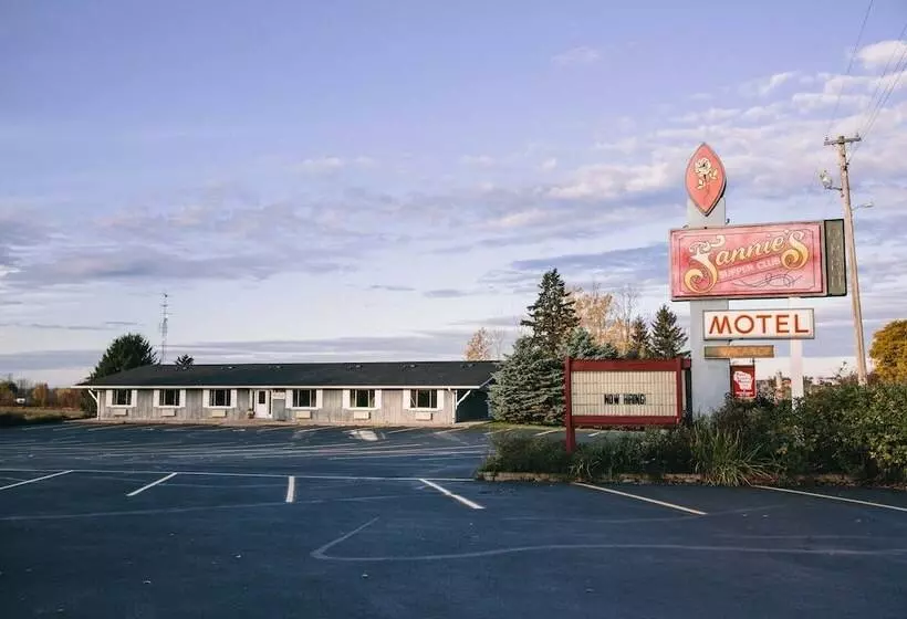 Fannies Supper Club And Motel