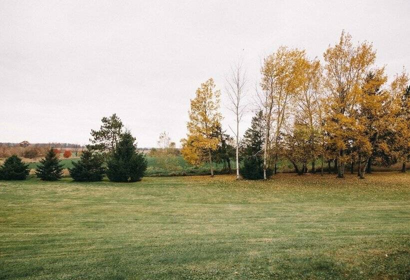 Fannies Supper Club And Motel