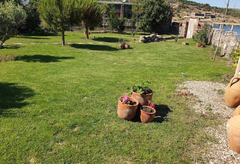 בית מלון כפרי Assos Batik Iskele Beach