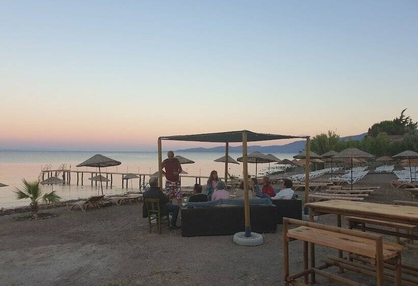 בית מלון כפרי Assos Batik Iskele Beach