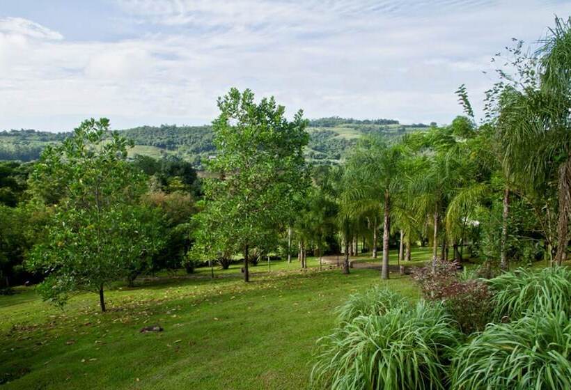 هتل Yacaratia Lodge