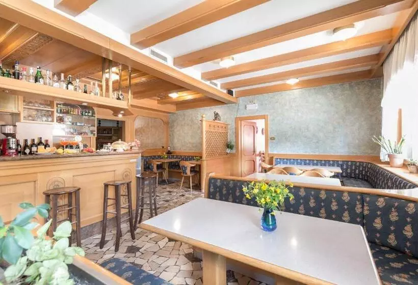 هتل Albergo Cinzia