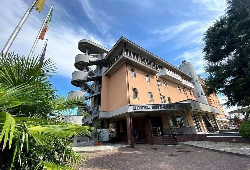 בית מלון כפרי Embassy