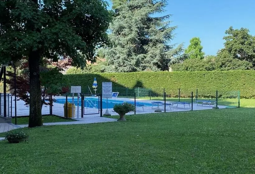 בית מלון כפרי Embassy