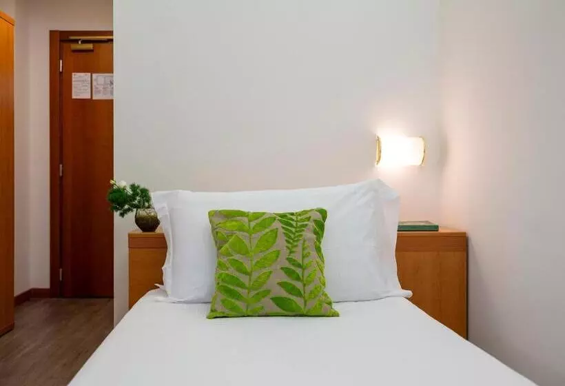 בית מלון כפרי Embassy