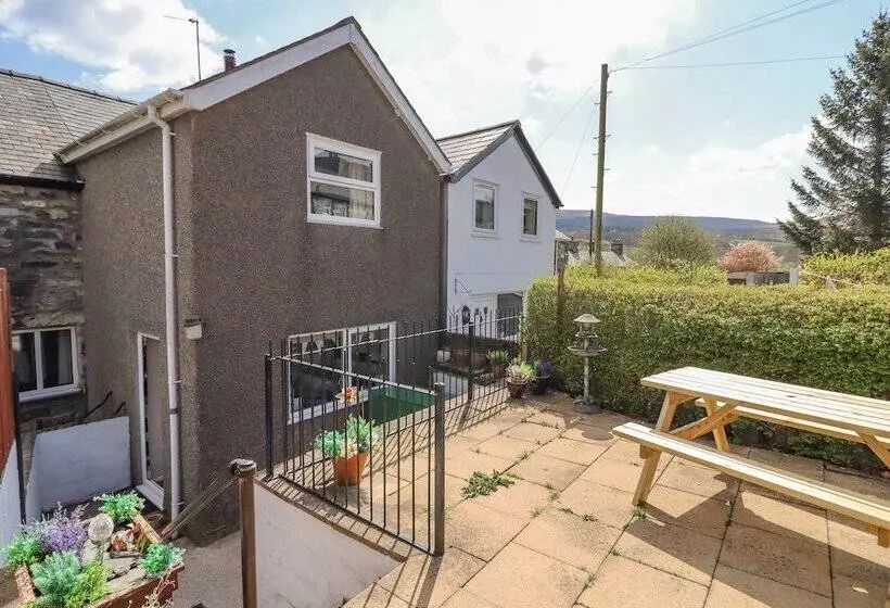 2 White Street