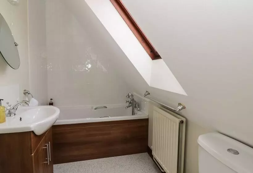 The Lodge Off High Street