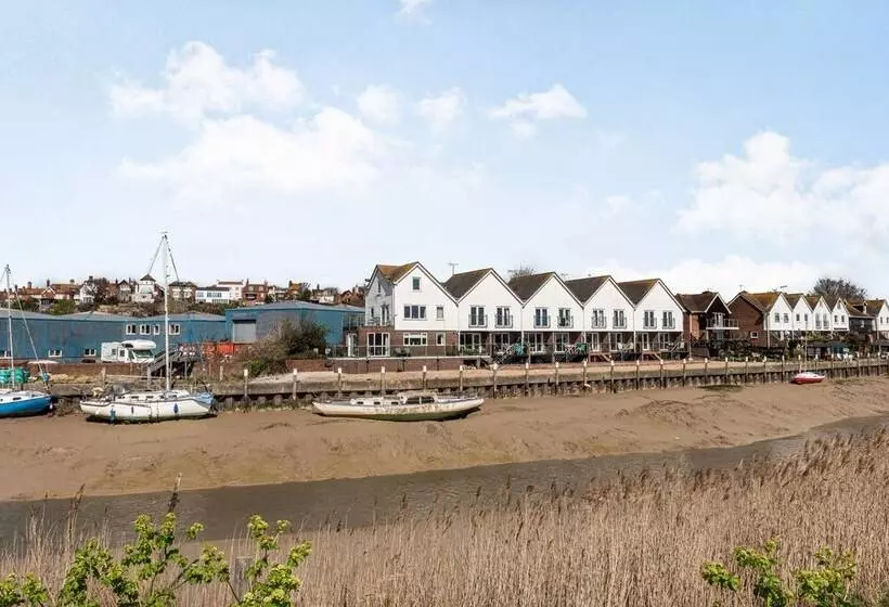 16 The Boathouse