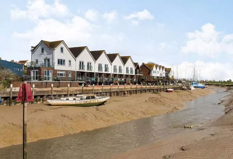 16 The Boathouse