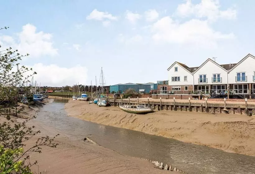 16 The Boathouse