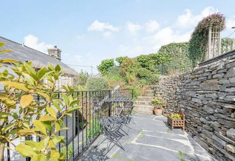 2 Bryn Tirion