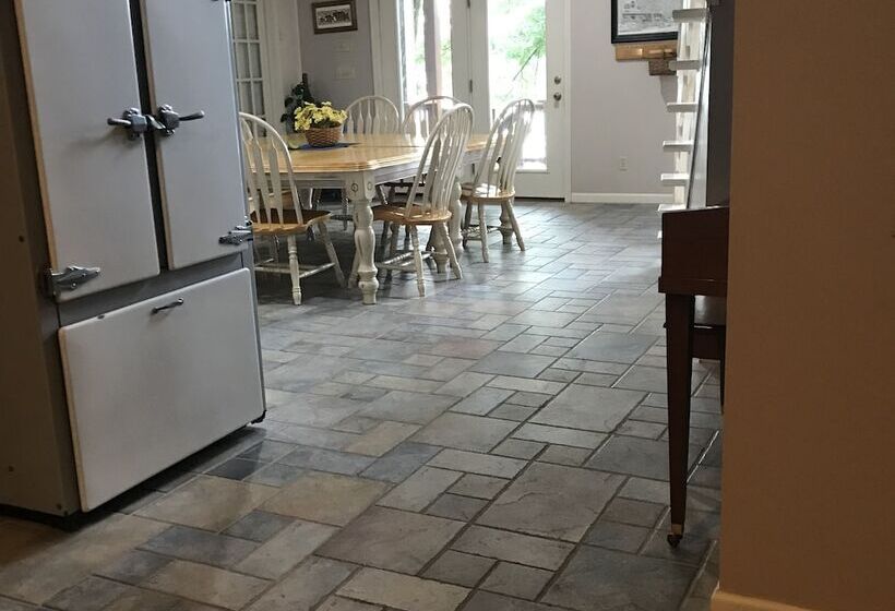 Bass And Baskets B&b