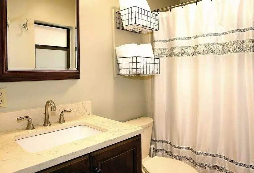 Mountain Laurel   1 Bedrooms, 1 Baths, Sleeps 4 Cabin By Redawning