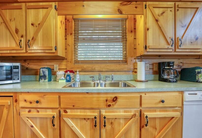 Mountain View 2 Bedrooms, 2 Baths, Sleeps 6 Cabin By Redawning