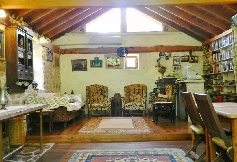 پانسیون Daphne House