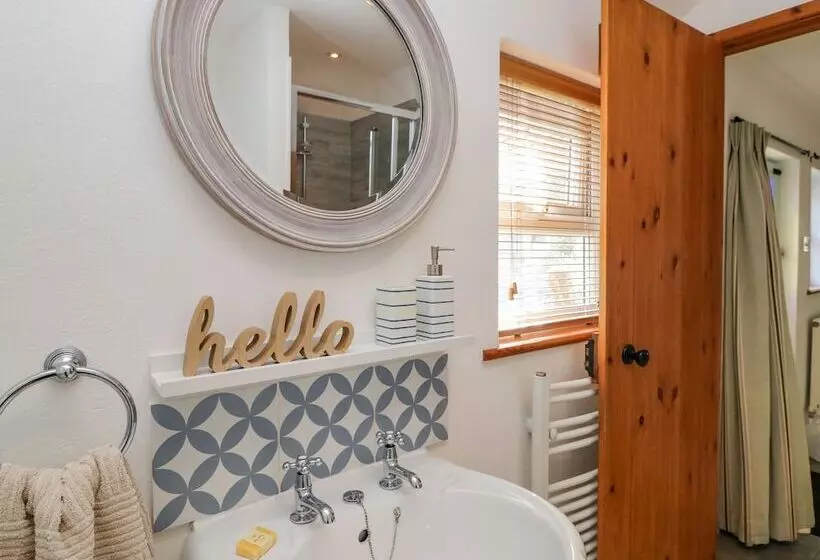Pond Cottage