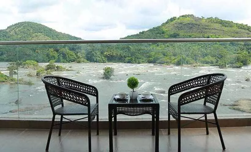 Hotelli Athirapilly River Resort