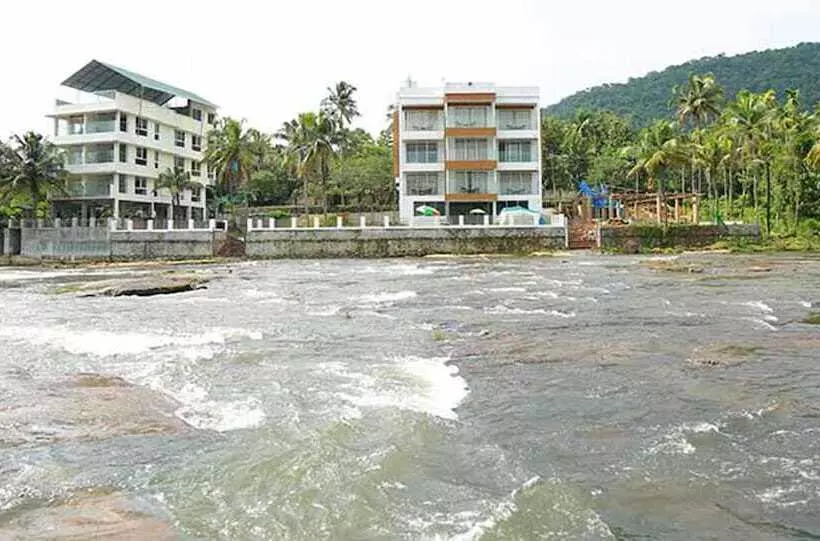 Hotelli Athirapilly River Resort