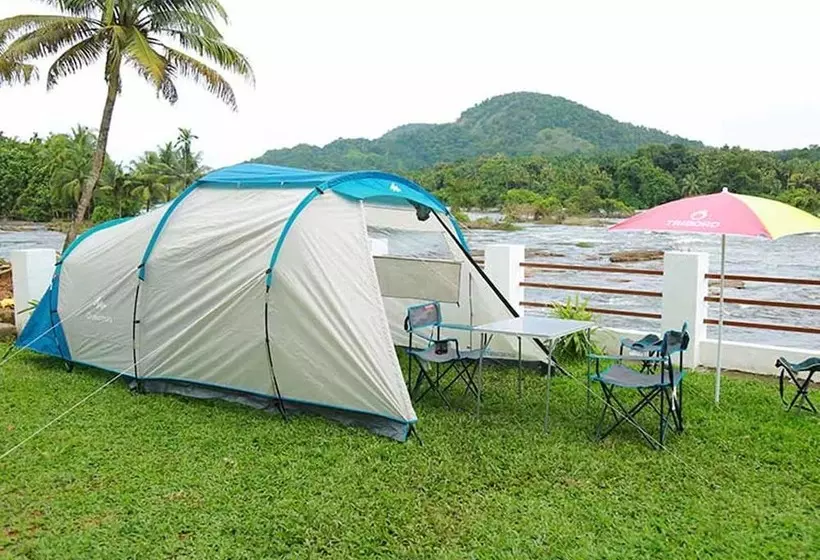 Hotelli Athirapilly River Resort