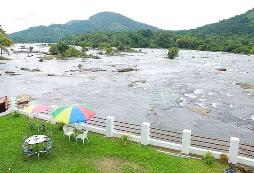 Hotelli Athirapilly River Resort