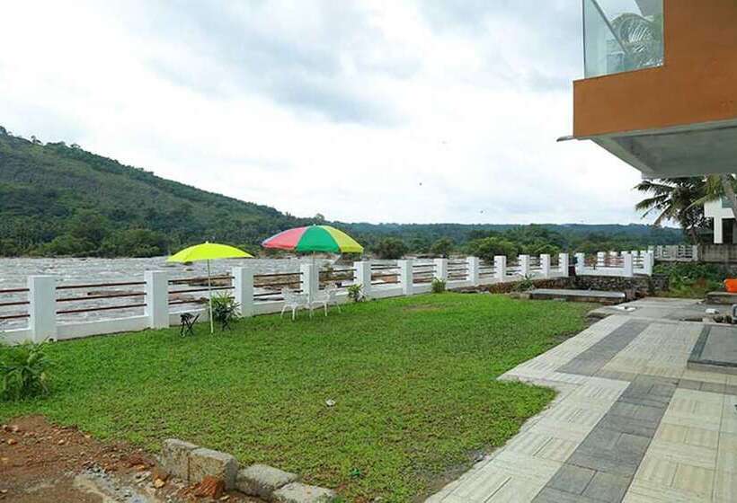 호텔 Athirapilly River Resort