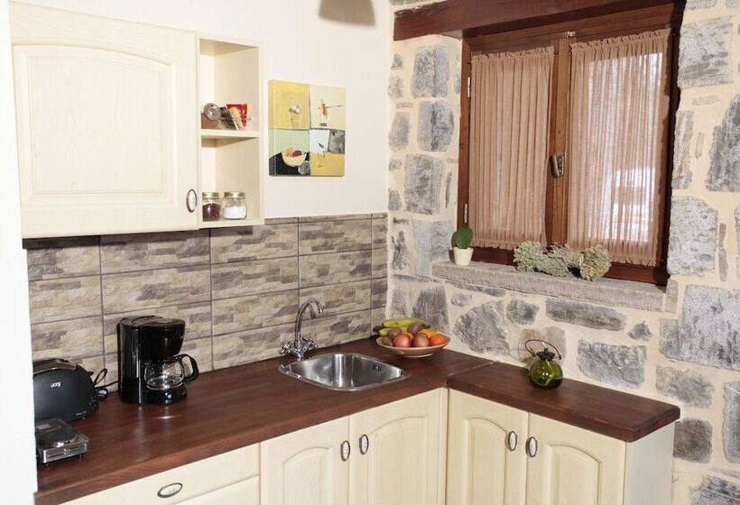 فندق Efharis Filoxenon