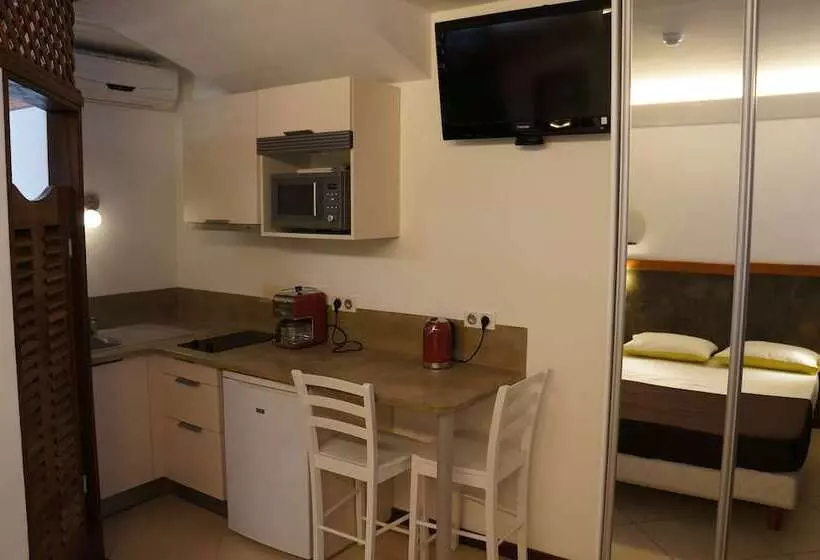 هتل Hôtel Le Dronmi