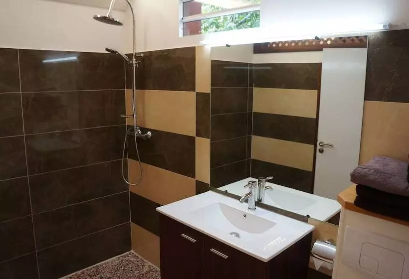 هتل Hôtel Le Dronmi