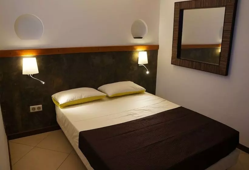 هتل Hôtel Le Dronmi