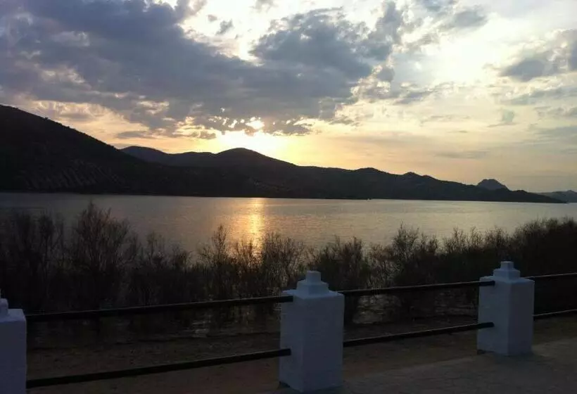 ユースホステル Centro De Ocio Alúa Casa Rural Iznájar Lago De Andalucía