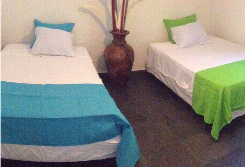 Hotel Show Pony Beach Resort