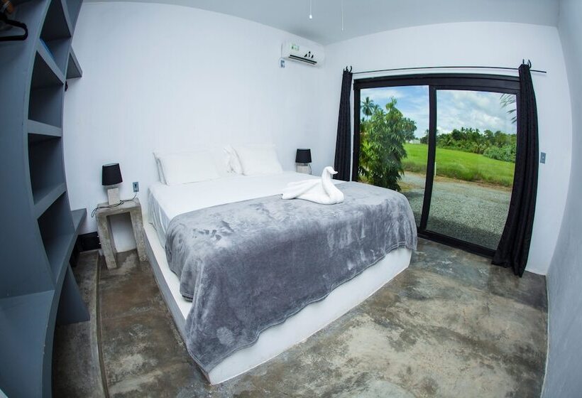 Hotel Show Pony Beach Resort