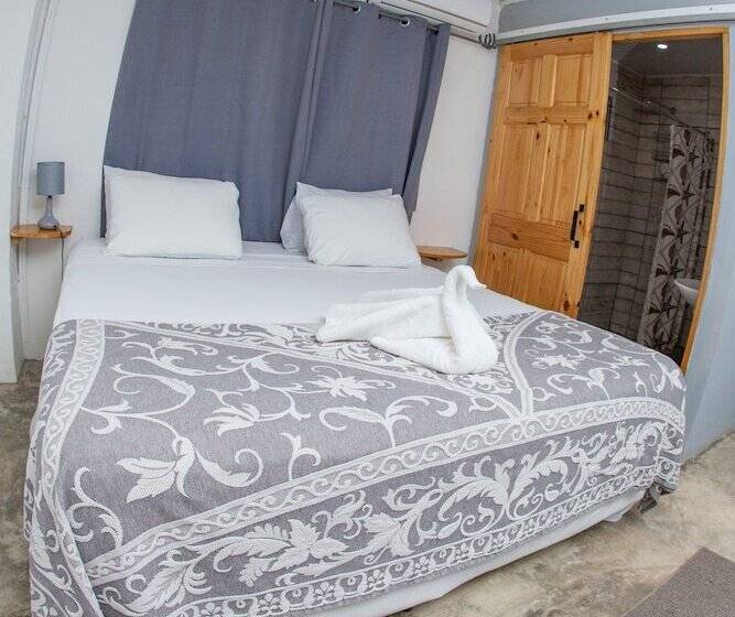 Hotel Show Pony Beach Resort