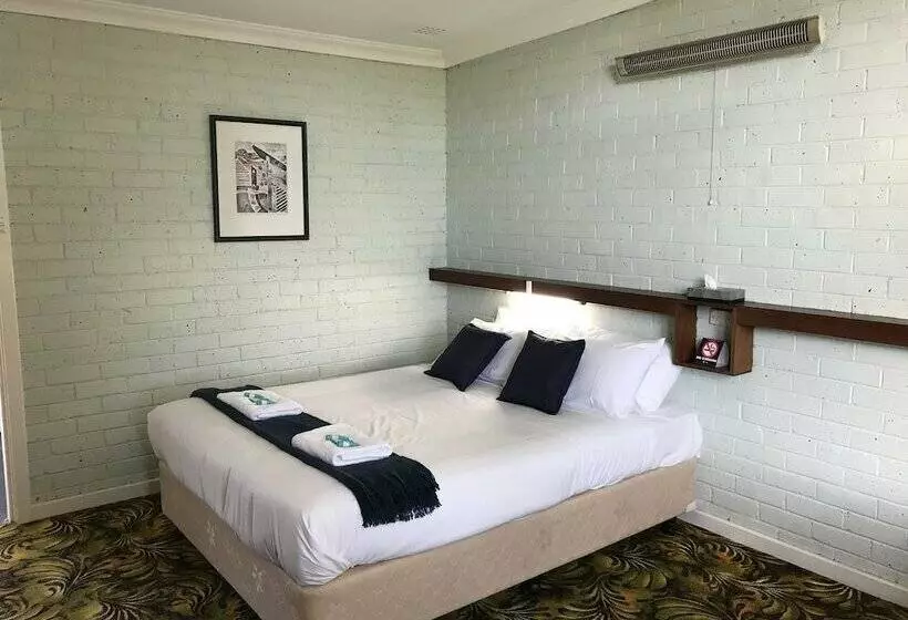 The Walpole Hotel Motel