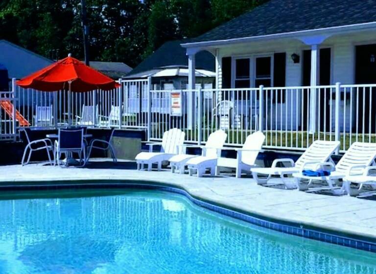 Carriage House Motel Cottages & Suites