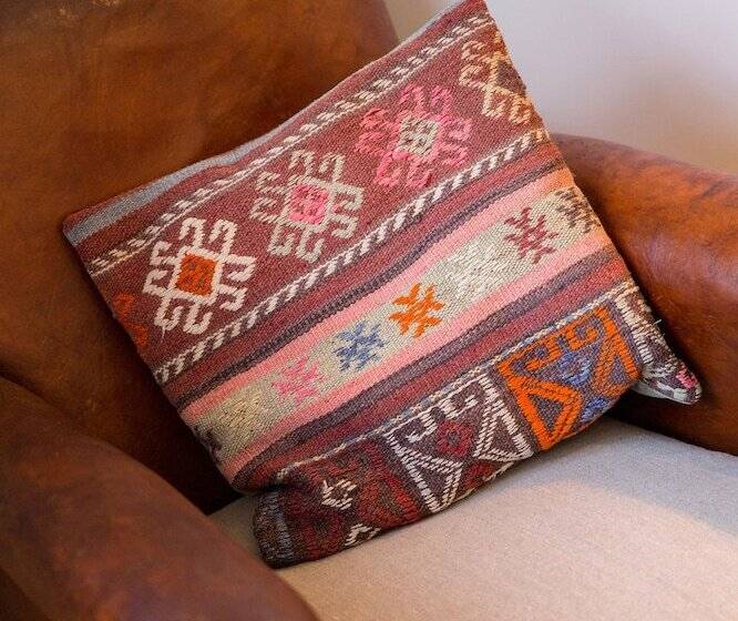 簡易ホテル The Pointer