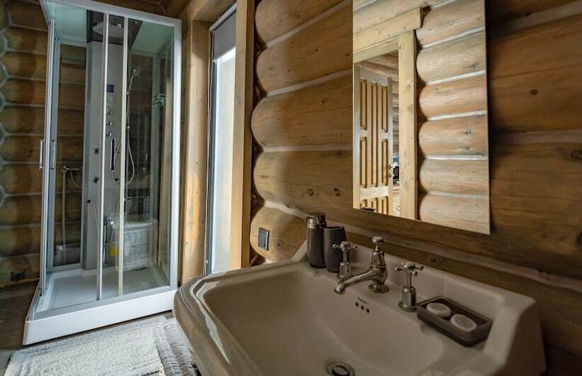 هتل Charlton Estate