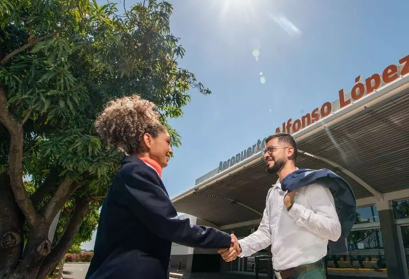 Hotelli Mayales Plaza