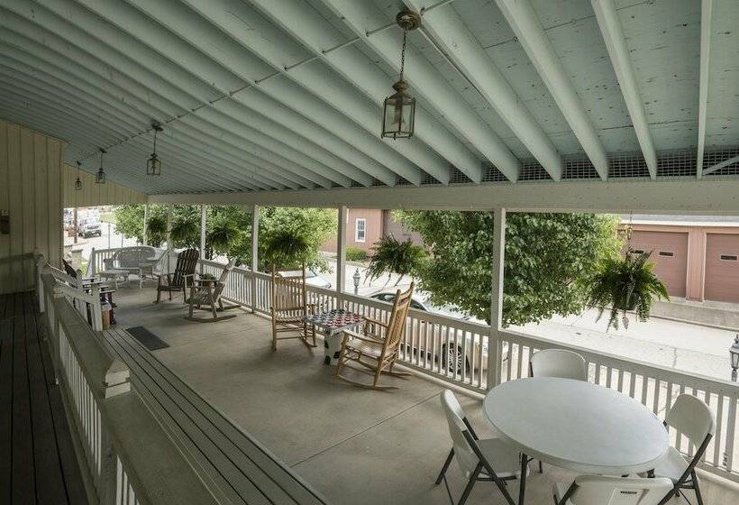 فندق Sugarcreek Village Inn