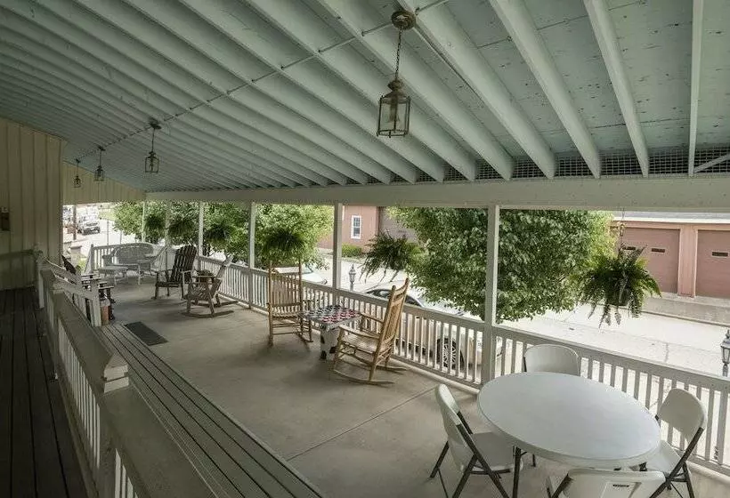 Hotelli Sugarcreek Village Inn