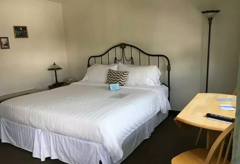 Hotelli Sugarcreek Village Inn