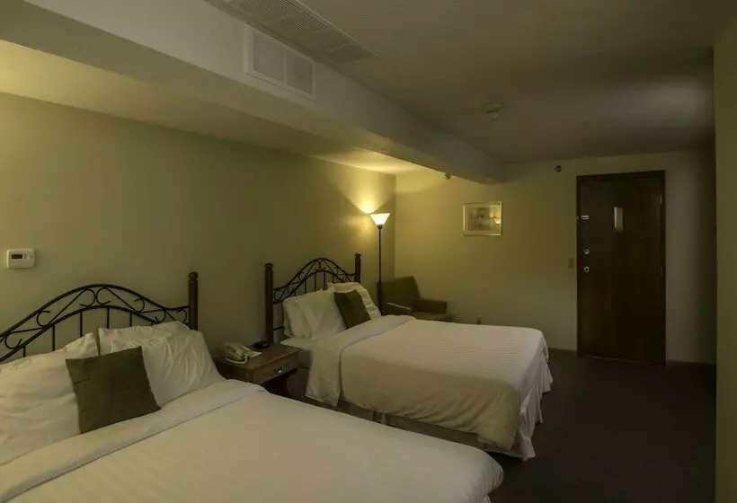 Hotelli Sugarcreek Village Inn