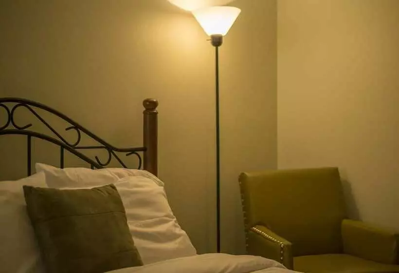 Hotelli Sugarcreek Village Inn