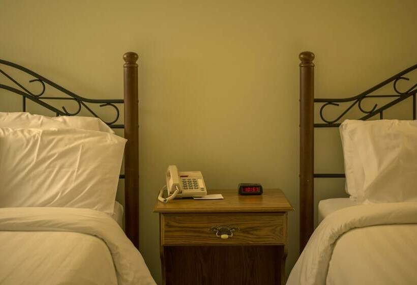 فندق Sugarcreek Village Inn